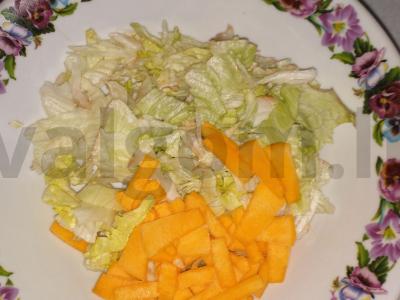 Baltyminis salotas su kepta kiauliena, moliūgu, kedro riešutais ir traškia ledo salotų lapais Žingsnis 2