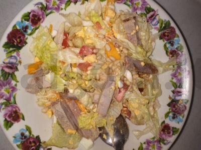 Baltyminis salotas su kepta kiauliena, moliūgu, kedro riešutais ir traškia ledo salotų lapais Žingsnis 5