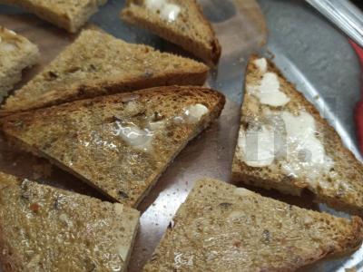 Borodino duonos skrebučiai su česnaku ir sūriu Žingsnis 1