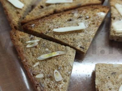 Borodino duonos skrebučiai su česnaku ir sūriu Žingsnis 2