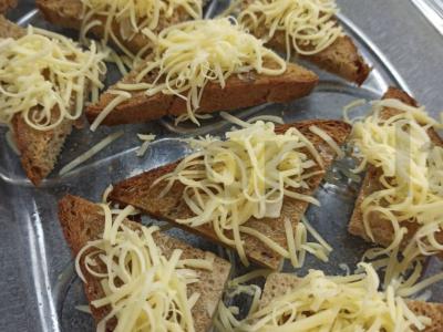 Borodino duonos skrebučiai su česnaku ir sūriu Žingsnis 3