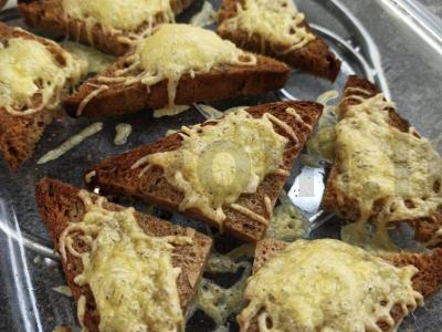 Borodino duonos skrebučiai su česnaku ir sūriu pagrindine nuotrauka