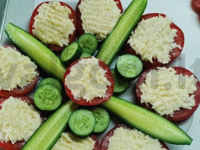 Pomidorai su sūrio ir česnako apvalkalu pagrindine nuotrauka