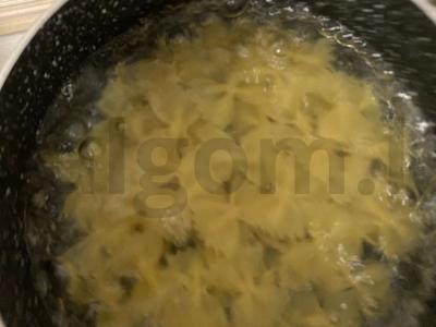 Makaronai drugeliai su sūrio padažu Žingsnis 1