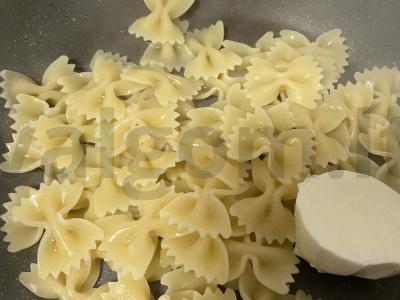 Makaronai drugeliai su sūrio padažu Žingsnis 2