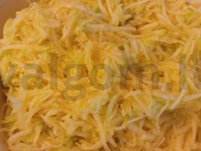 Naudingos cukinijų blynai Žingsnis 1