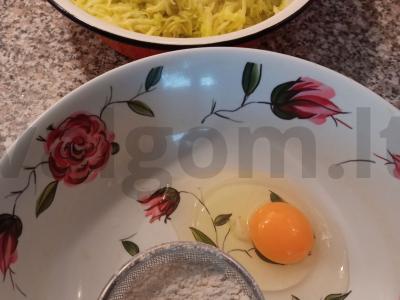 Naudingos cukinijų blynai Žingsnis 2