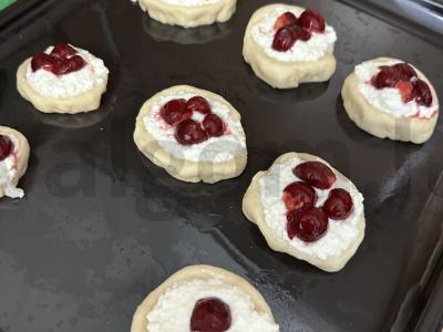 Nuostabūs varškėčiai su vyšniomis Žingsnis 6