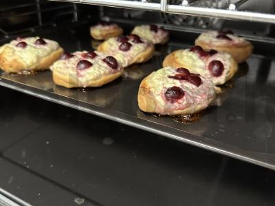 Nuostabūs varškėčiai su vyšniomis pagrindine nuotrauka