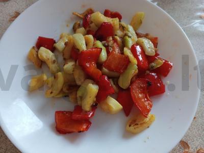 Bulgariškas pipiras su cukinijomis pagrindine nuotrauka