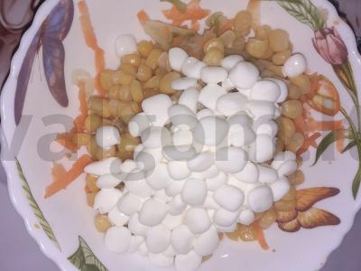 Morkų, kukurūzų ir varškės salotas Žingsnis 2