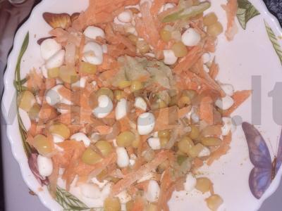 Morkų, kukurūzų ir varškės salotas pagrindine nuotrauka