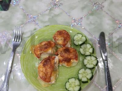 Keptas bulvės su mėsa po sūriu pagrindine nuotrauka