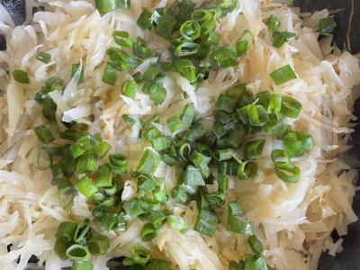 Troškinta kopūstai su žaliu svogūnu Žingsnis 3