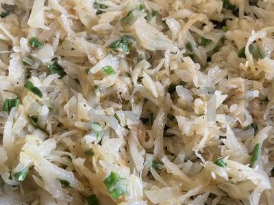 Troškinta kopūstai su žaliu svogūnu pagrindine nuotrauka