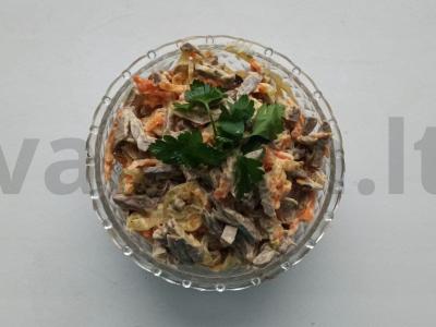 Salotas su širdelėmis ir morkomis su majonezu pagrindine nuotrauka