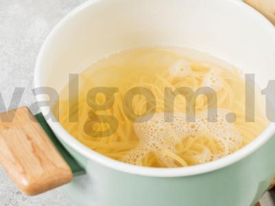 Makaronai su sūriu ir pomidorais Žingsnis 1