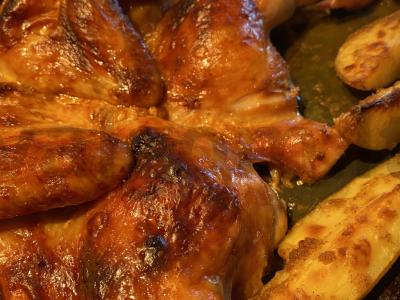 Kepta vištiena su kaimiškais bulvėmis pagrindine nuotrauka