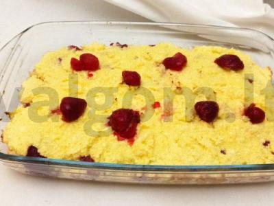 Ryškus uogų-kokoso pyragas varškės užpilde pagrindine nuotrauka