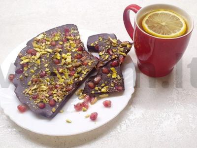 Šokoladinis desertas su granatų sėklomis ir pistacijomis pagrindine nuotrauka