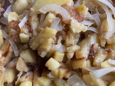 Kepta bulvė su baltaisiais svogūnais pagrindine nuotrauka