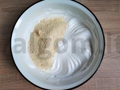 Austrijos tortas su migdolų miltais, kremu ir abrikosų džemu Žingsnis 1