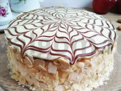 Austrijos tortas su migdolų miltais, kremu ir abrikosų džemu pagrindine nuotrauka