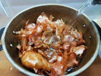 Kiaušiniai dažyti svogūnų lukštuose Žingsnis 1