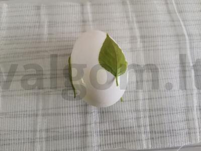 Kiaušiniai dažyti svogūnų lukštuose Žingsnis 2