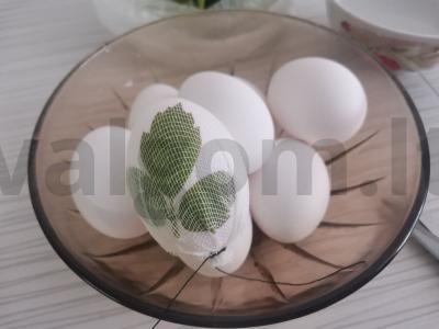Kiaušiniai dažyti svogūnų lukštuose Žingsnis 3