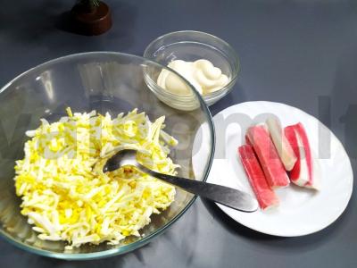 Sūrio salotas su kiaušiniais ir krabų lazdelėmis Žingsnis 1