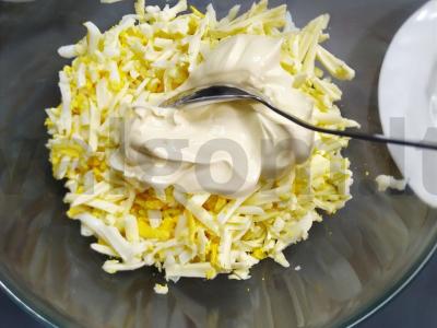 Sūrio salotas su kiaušiniais ir krabų lazdelėmis Žingsnis 2