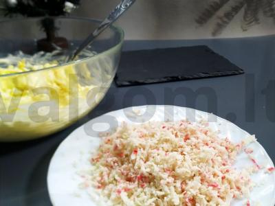 Sūrio salotas su kiaušiniais ir krabų lazdelėmis Žingsnis 3