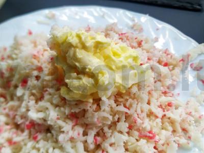 Sūrio salotas su kiaušiniais ir krabų lazdelėmis Žingsnis 4