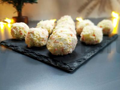 Sūrio salotas su kiaušiniais ir krabų lazdelėmis pagrindine nuotrauka