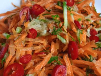 Aštrus morkų ir agurkų salotas pagrindine nuotrauka