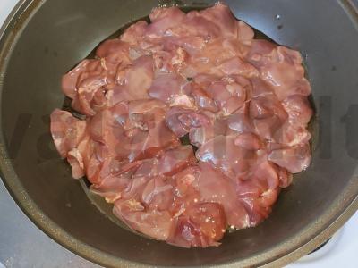 Vištienos kepenėlės, troškintos grietinėje su daržovėmis Žingsnis 1