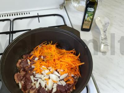 Vištienos kepenėlės, troškintos grietinėje su daržovėmis Žingsnis 2