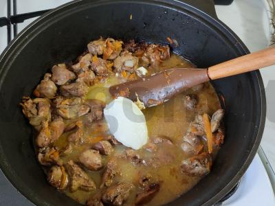 Vištienos kepenėlės, troškintos grietinėje su daržovėmis Žingsnis 3