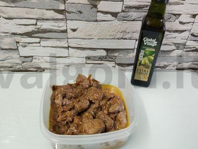 Vištienos kepenėlės, troškintos grietinėje su daržovėmis pagrindine nuotrauka