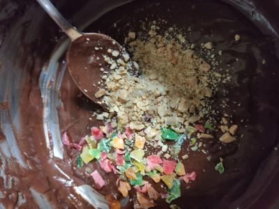 Šokoladinis keksiukas su cukatais, sūdytais žemės riešutais, plakta grietinėle ir kakavos pabarstukais Žingsnis 1