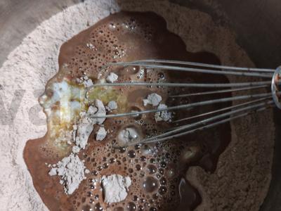 Šokoladinis keksiukas su cukatais, sūdytais žemės riešutais, plakta grietinėle ir kakavos pabarstukais Žingsnis 2