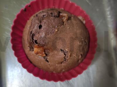 Šokoladinis keksiukas su cukatais, sūdytais žemės riešutais, plakta grietinėle ir kakavos pabarstukais Žingsnis 3