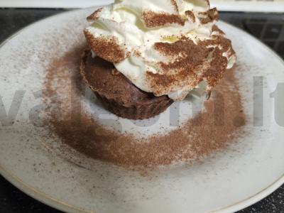 Šokoladinis keksiukas su cukatais, sūdytais žemės riešutais, plakta grietinėle ir kakavos pabarstukais pagrindine nuotrauka