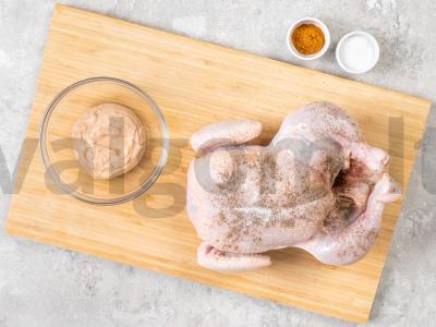 Vištiena, visa kepama orkaitėje ant butelio Žingsnis 1