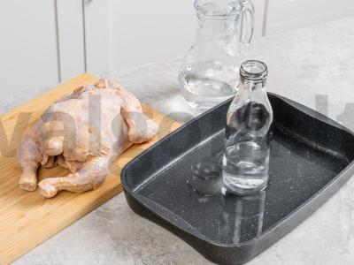 Vištiena, visa kepama orkaitėje ant butelio Žingsnis 3