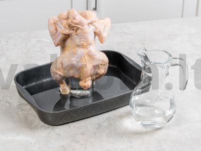 Vištiena, visa kepama orkaitėje ant butelio Žingsnis 4