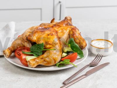 Vištiena, visa kepama orkaitėje ant butelio pagrindine nuotrauka