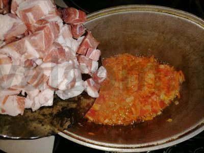 Kiaulienos krūtinėlė, troškinta su daržovėmis Žingsnis 4