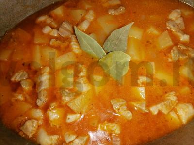 Kiaulienos krūtinėlė, troškinta su daržovėmis pagrindine nuotrauka